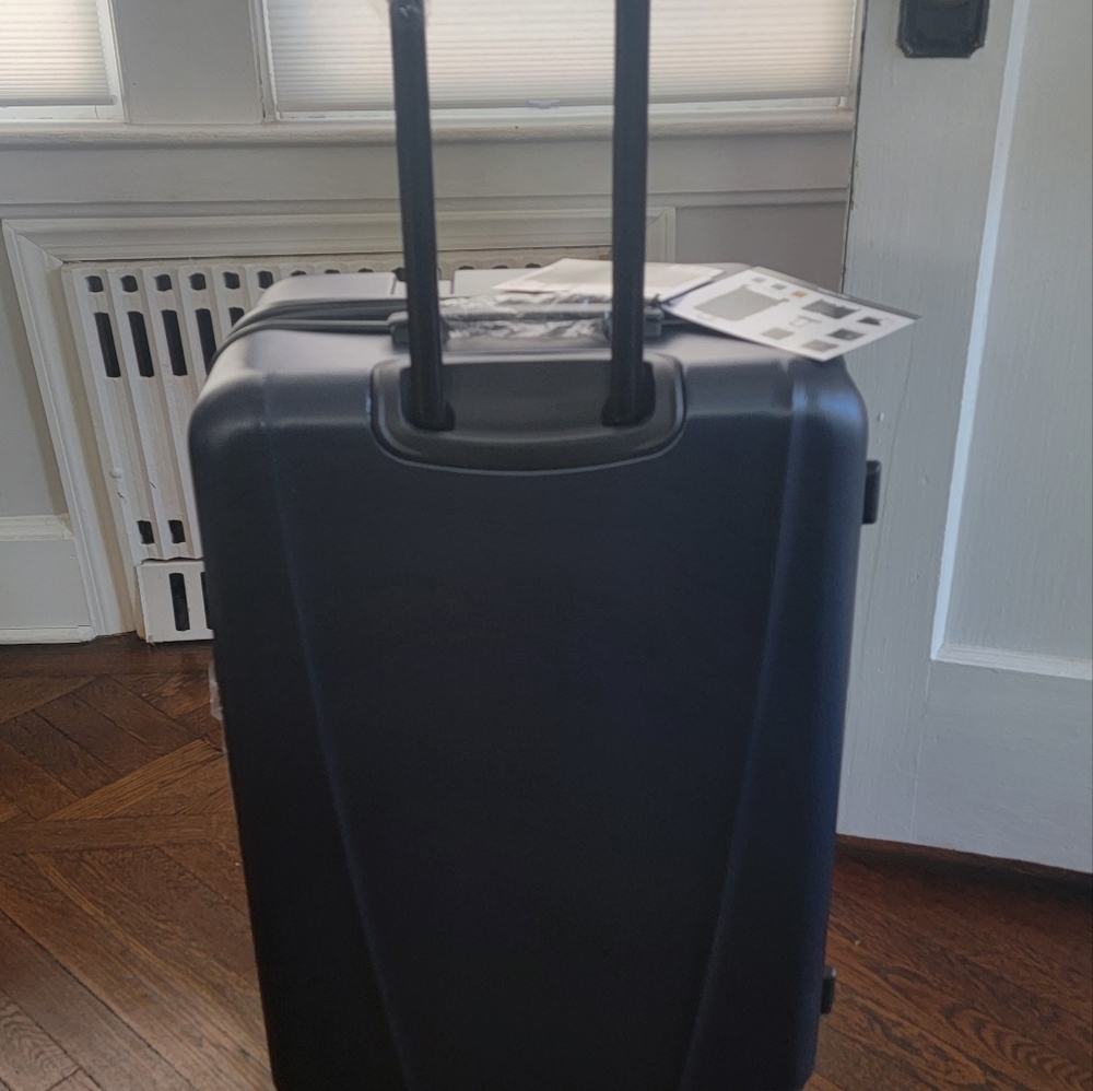 Brand NEW 28" inUSA hardshell luggage. Expandable,  TSA locks, 4 double wheels. - Picture 11 of 13